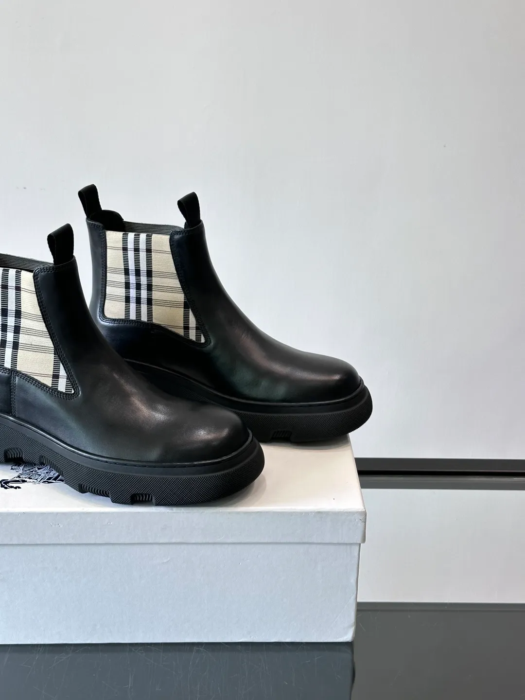 [Burberry] Top P: 920💰 Size: 39-44 (45. Customized) Burberry Matrix shoes👟Burberry autumn and winter men's high-top Chelsea boots, made with heavy industry! The upper is made of imported cowhide, with a slip-on design, classic plaid elastic straps, fine leather, and full of details. It is equipped with a classic and durable rubber thick sole, which increases the length of the legs. The cowhide lining is comfortable and breathable. It is easy to wear and fashionable, business and leisure, full of exquisite Italian style, and has a great look!